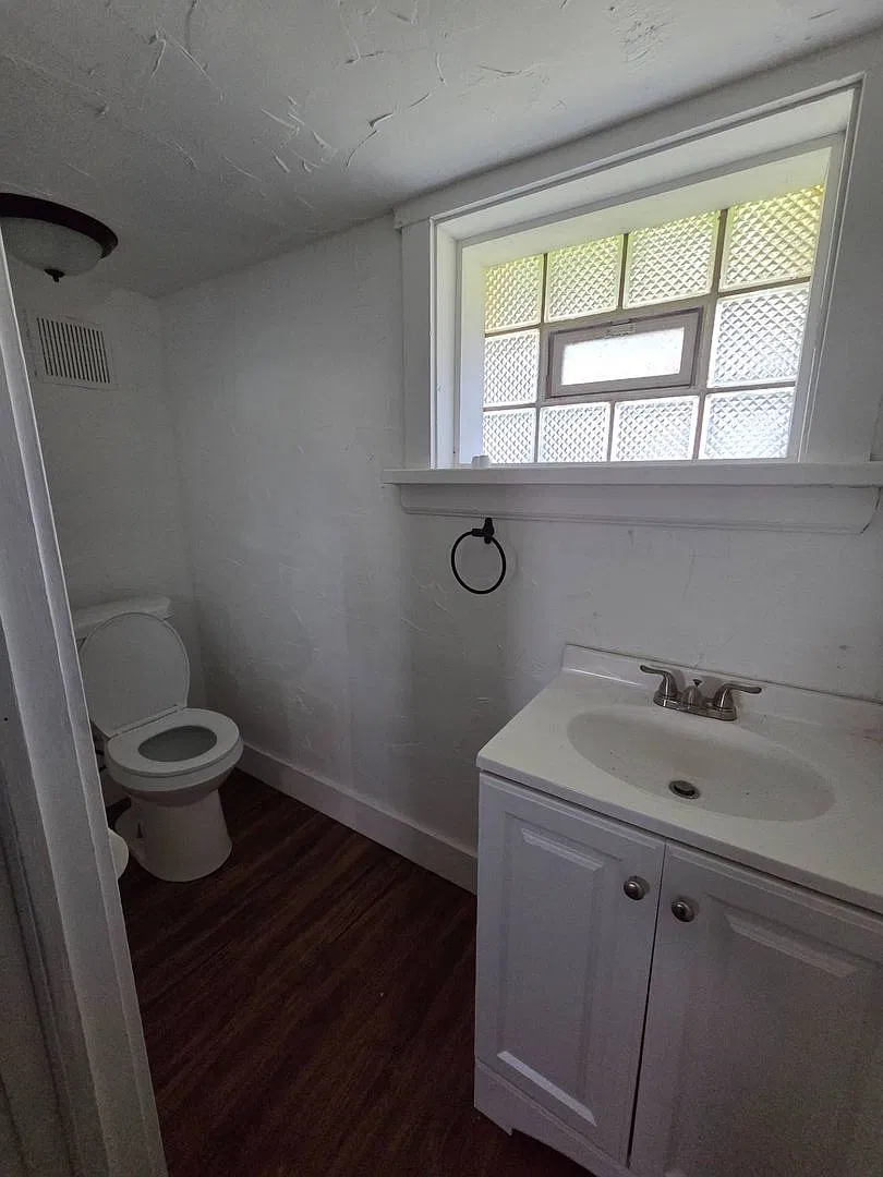 Spacious 5-Bedroom Unit in a Charming Property Available Now! — Photo 4