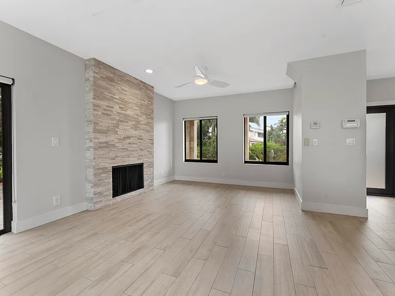 1121 Bel Air Dr — Photo 11