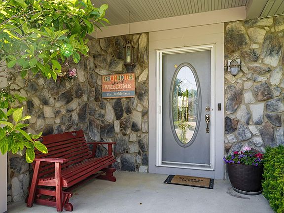 3rd image of 4168 Tamarack Ave