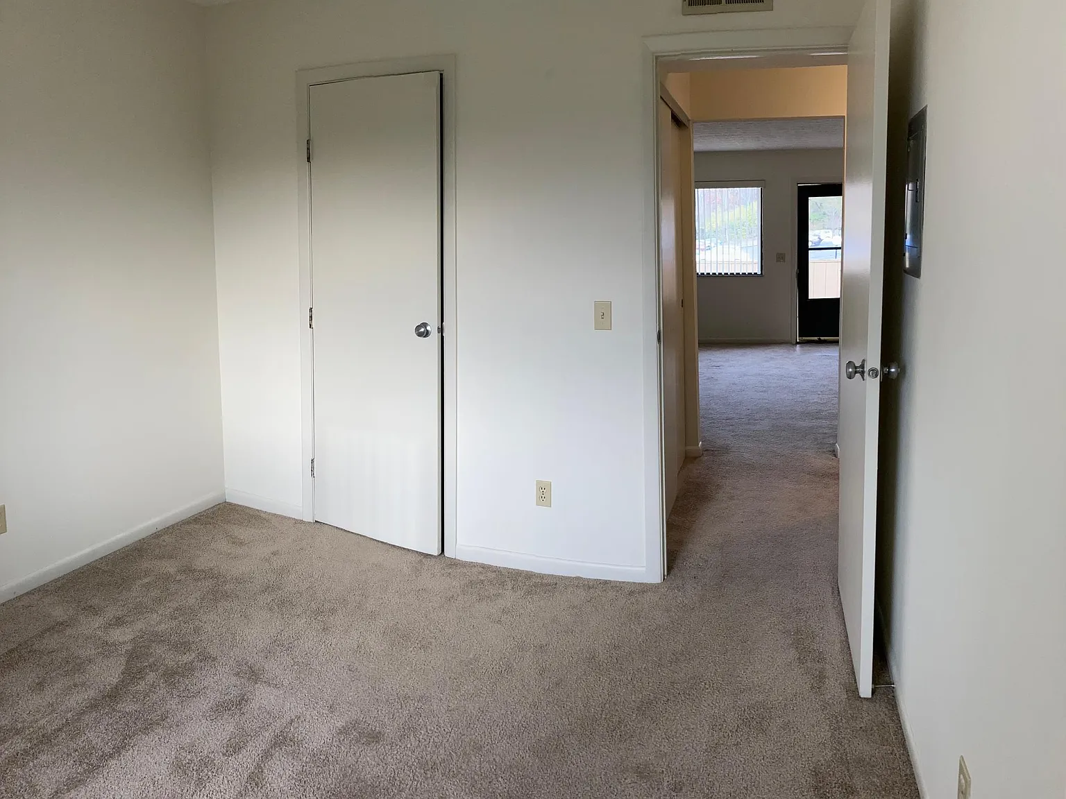 Grandin Club Apartments — Photo 3