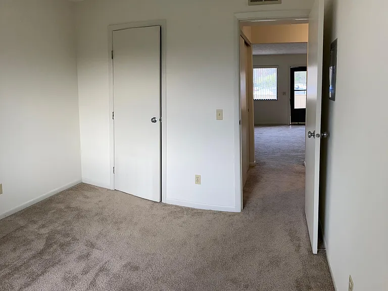 Grandin Club Apartments — Photo 4