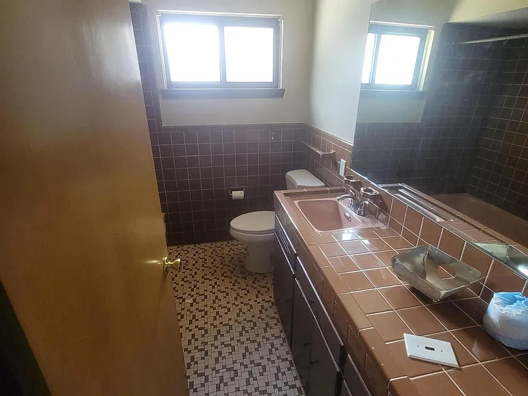 24011 Seneca St — Photo 12