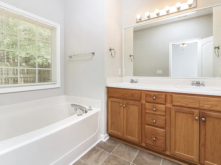 82 Brookvalley Ct W — Photo 14