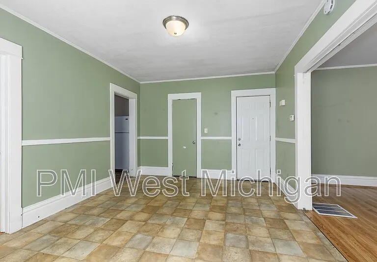 1051 Pine Ave NW — Photo 12