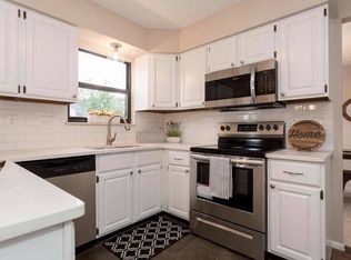 1260 Colby Dr, Saint Peters, MO