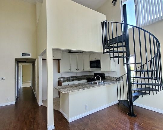 3rd image of 701 S Kingsley Dr APT 402