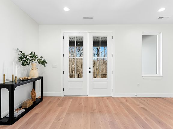 5th image of 647 Narrow Cir