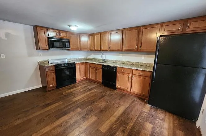 652 Baker St — Photo 9