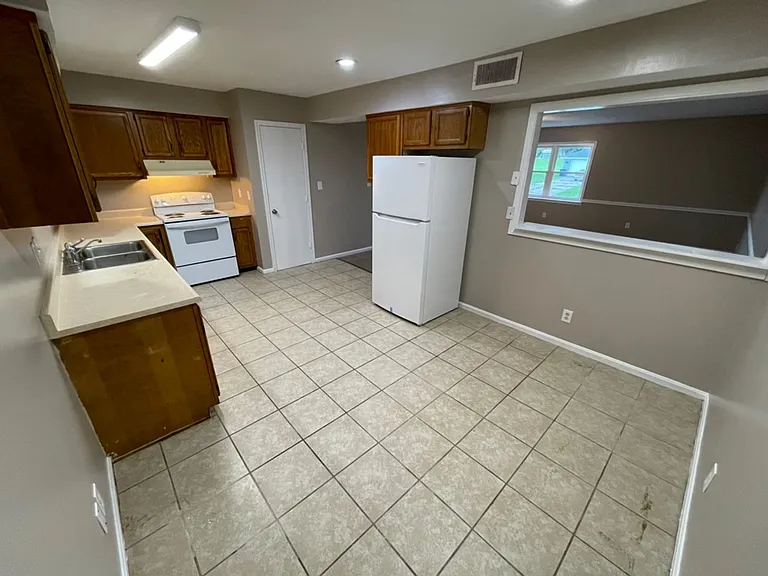 307-315 Blue Bird Dr #6 — Photo 9