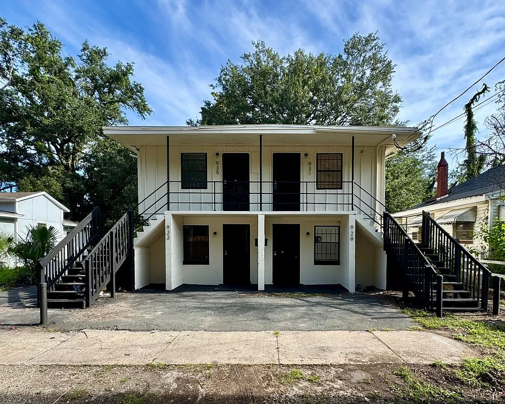 2 bed, 1.0 bath, 663 sqft, $1,200 — Photo 1