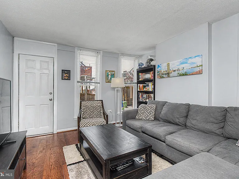 1303 Clarkson St — Photo 5