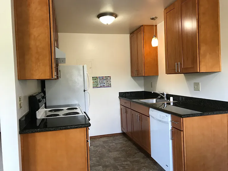 3516 NE 75th St #6 — Photo 2