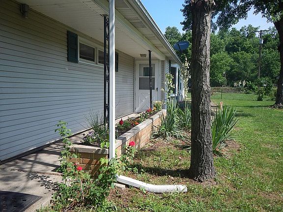 3rd image of 1425 N Vaughn Ave