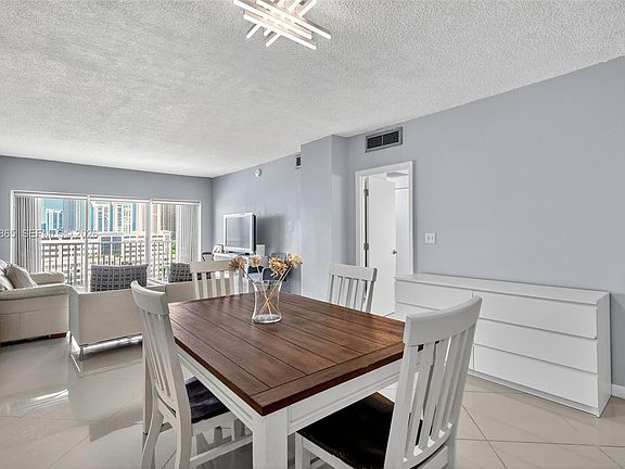3rd image of 300 Bayview Dr APT 1009