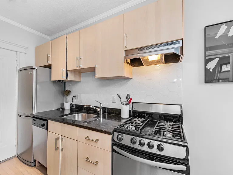118 Riverway #32 — Photo 3