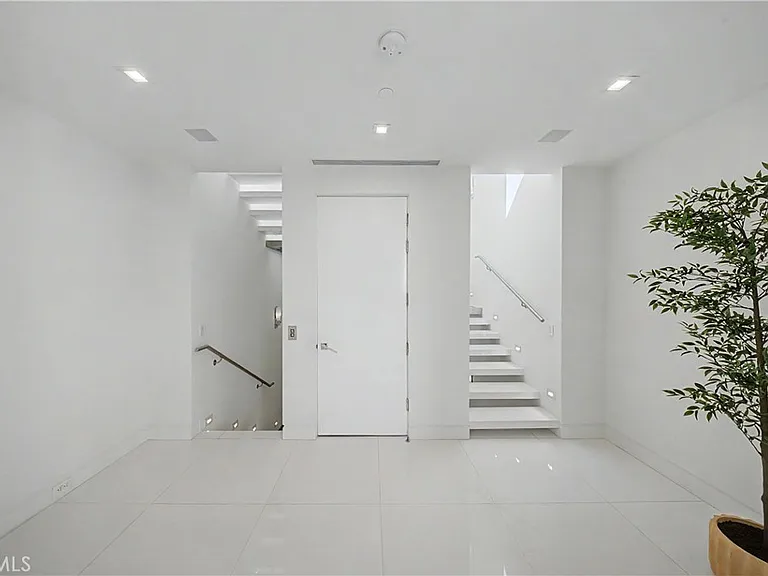 9459 Beverly Crest Dr — Photo 46