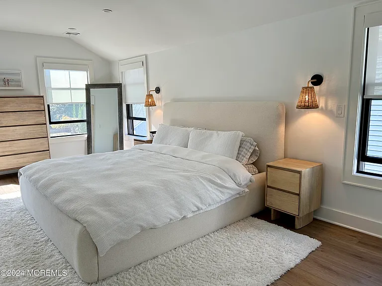 411 Sylvania Ave — Photo 15