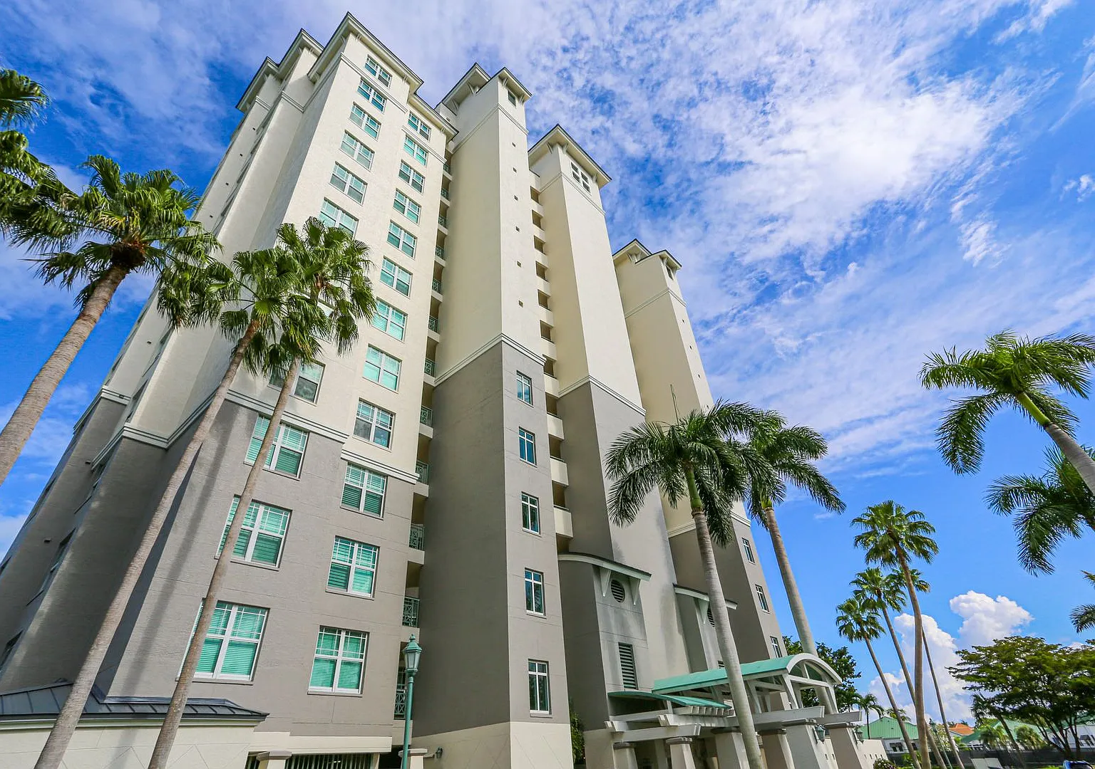 Amazing Views-Tarpon Cove Yacht Club Membership Included - 2 + Den / 2 Bath — Photo 4