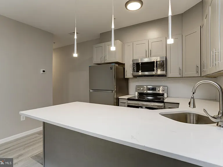 400 Highland Ave #402 — Photo 6
