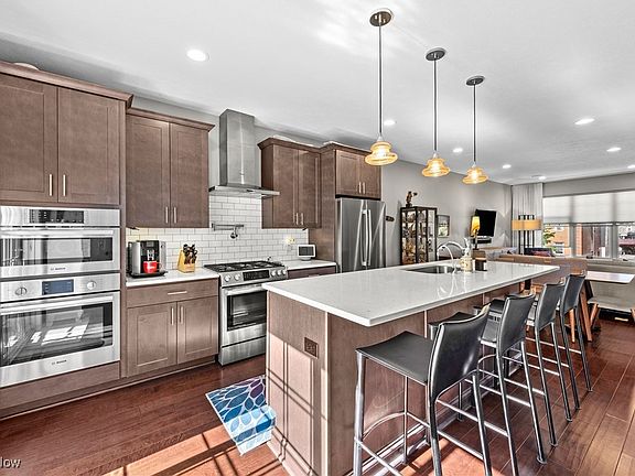 4th image of 1371 W Clifton Blvd