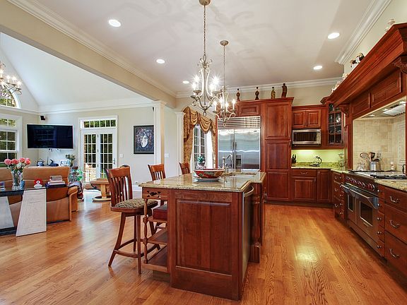 4th image of 1825 Kendale Dr