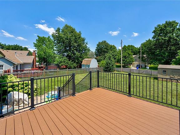 3rd image of 1231 NE Deerbrook Cir