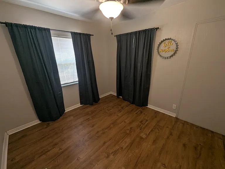 1039 E Walnut St — Photo 9