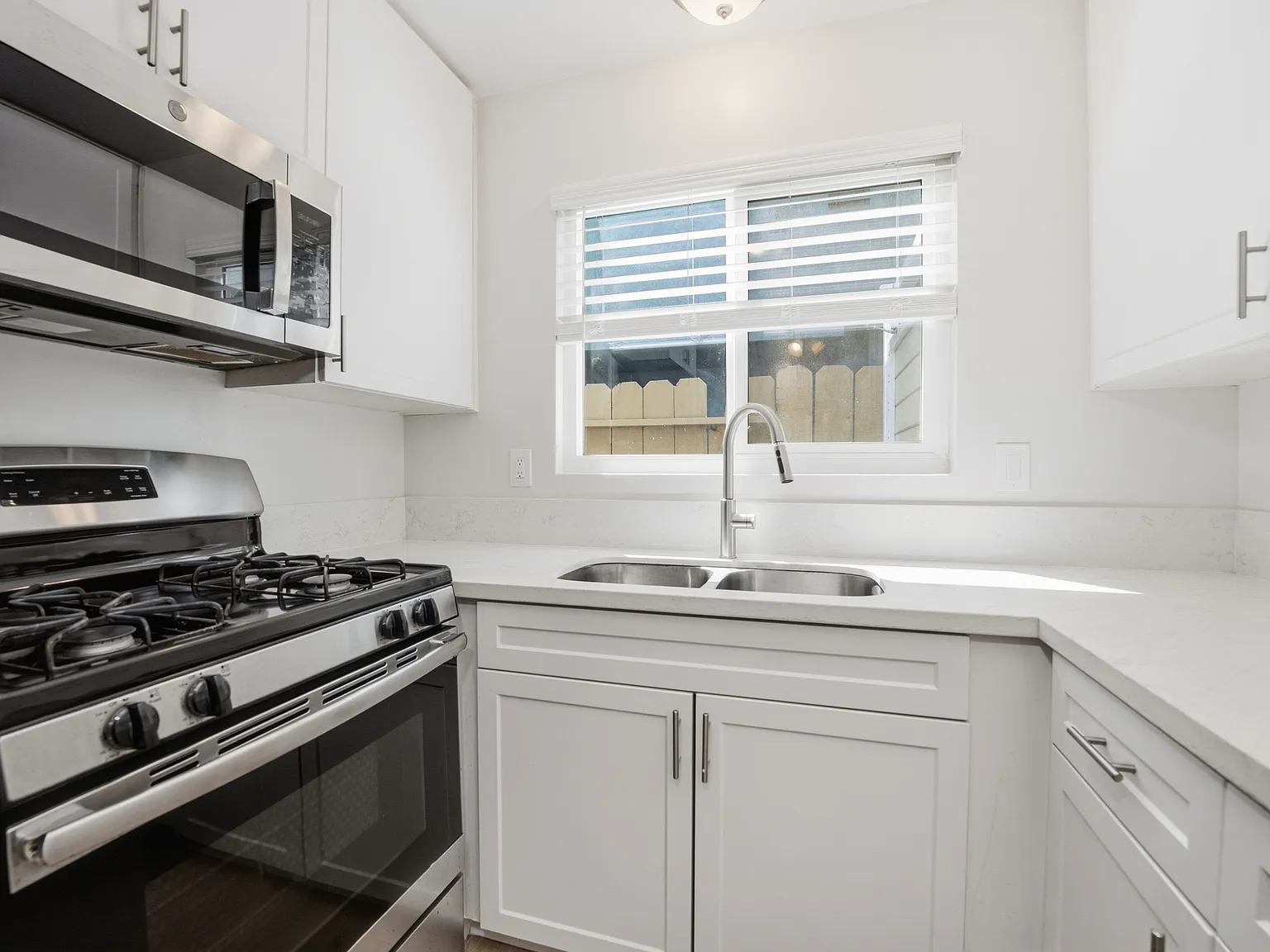 2 bed, 1000 sqft, $3,195 — Photo 3