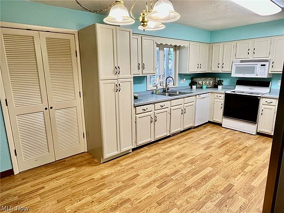 4th image of 32649 Surrey Ln