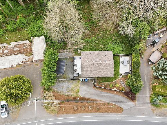 2nd image of 3129 Departure Bay Rd