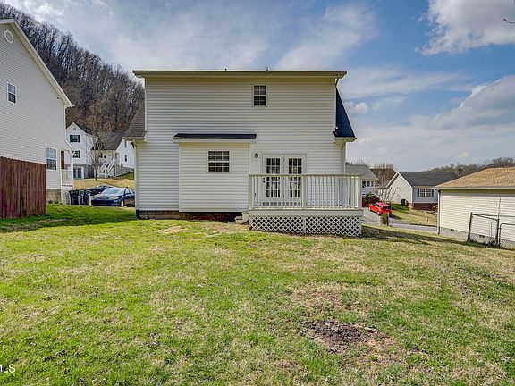 3rd image of 121 Saint James Pl