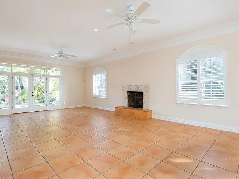 1607 Deleon St — Photo 5