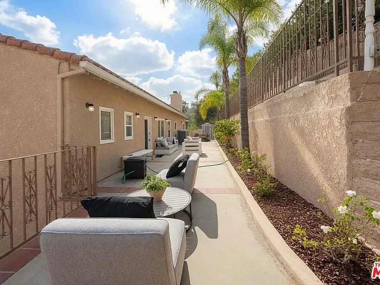 15330 Del Gado Dr — Photo 26