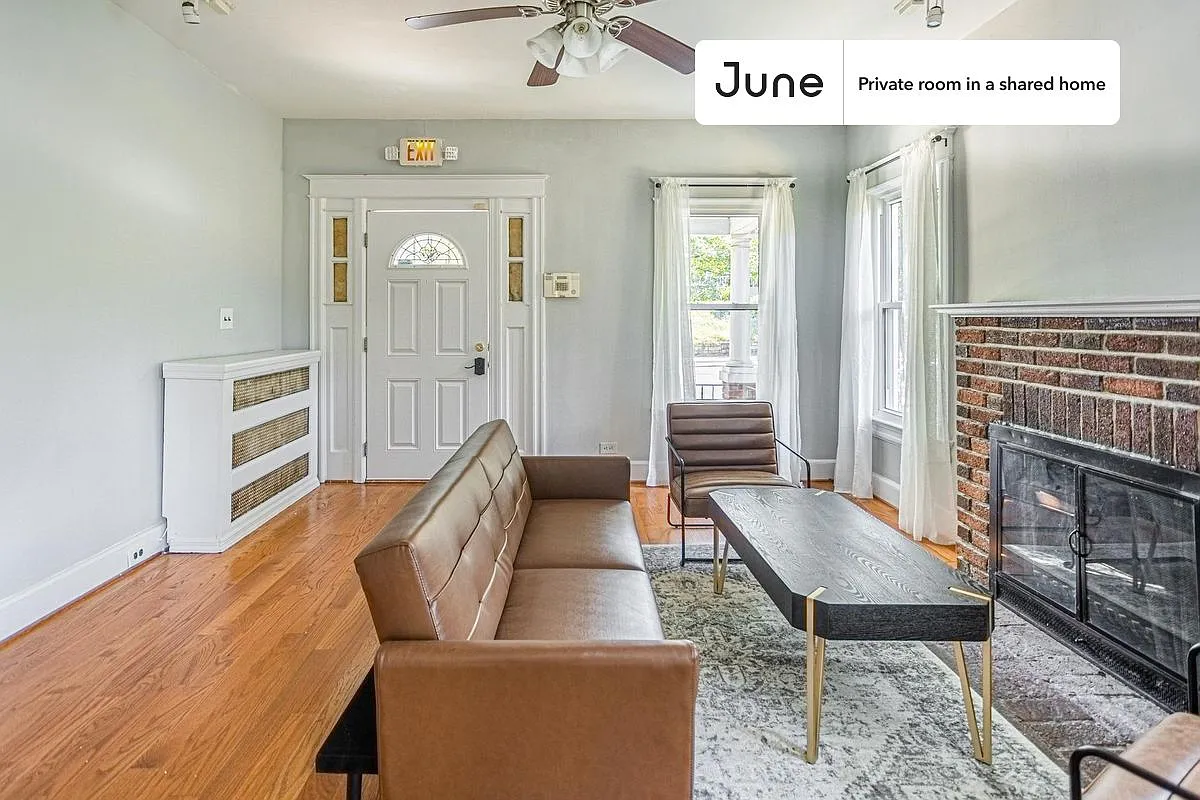 Full bedroom in 6 bed/3 bath home in Brookland #1098 A — Photo 4