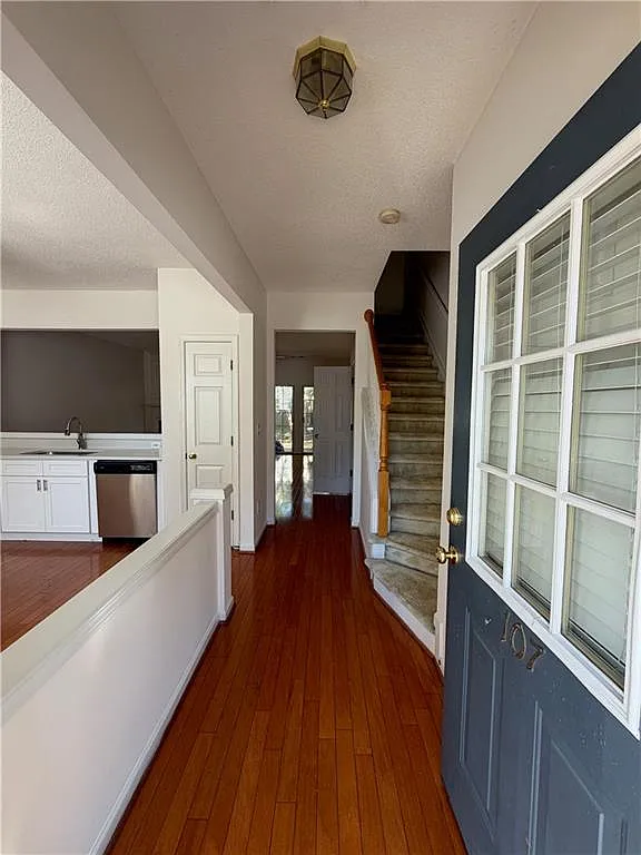 3 bed, 2.5 bath, 1370 sqft, $2,000 — Photo 2