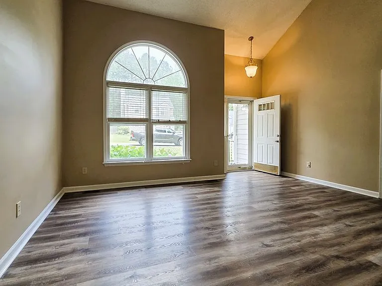 2519 Providence Creek Rd N — Photo 2