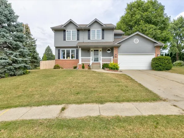 8047 Dellwood Dr, Urbandale, IA 50322