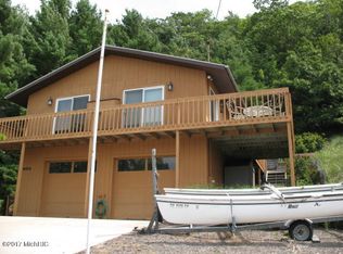 9454 N Montgomery Blvd, Pentwater, MI 49449
