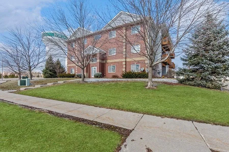 3 bed, 1216 sqft, $2,000 — Photo 3