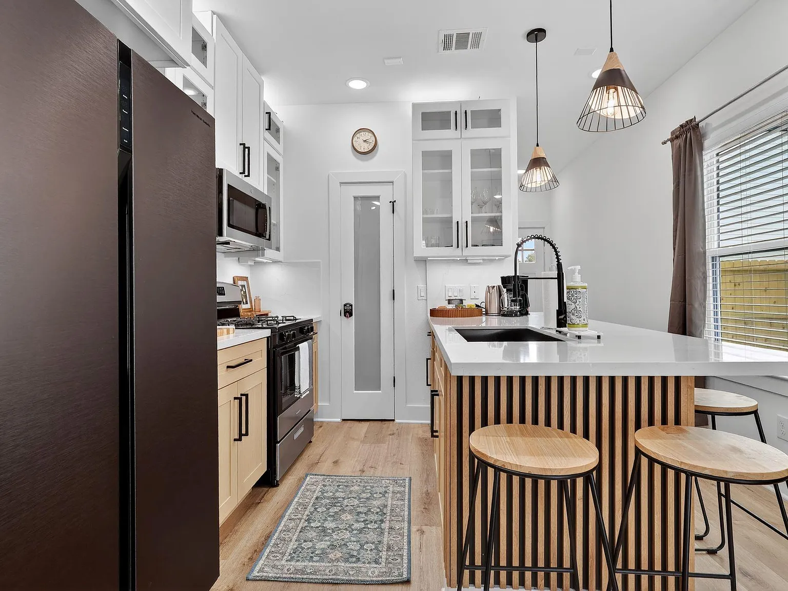 2 bed, 1.5 bath, $2,900 — Photo 2