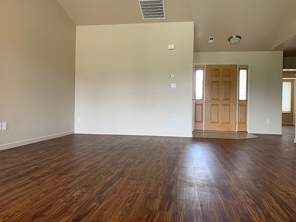 Vaulted ceiling and great space for entertainment or relaxation.