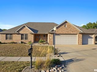 2727 Aspen Ct, Pekin, IL 61554