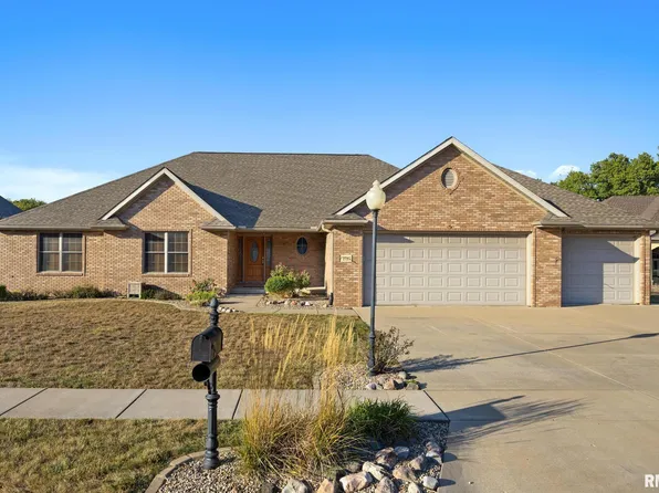 2727 Aspen Ct, Pekin, IL 61554