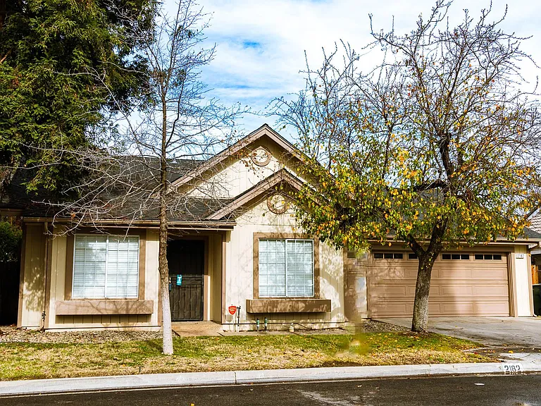 2182 E Minarets Ave — Photo 2
