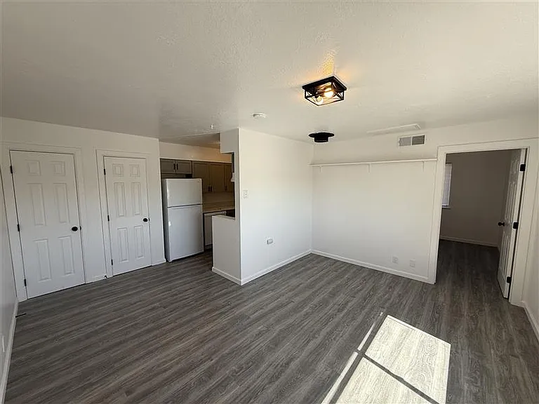 Renovated 2nd Floor Nob Hill 1 Bedroom w/ Ref Air & Balcony! — Photo 11