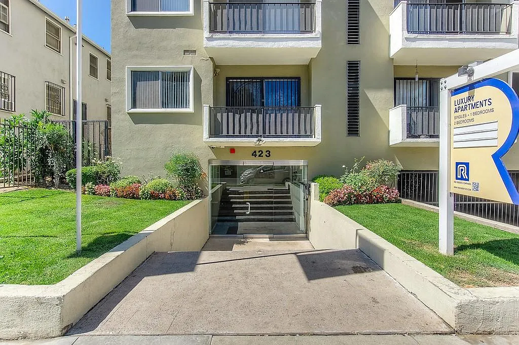 423 South Hoover Street — Photo 1