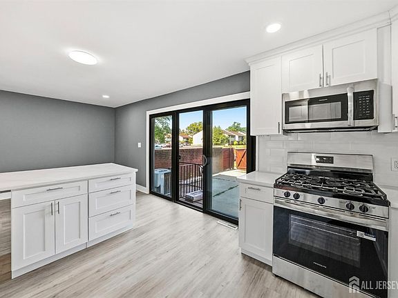 5th image of 371 Bolton Rd