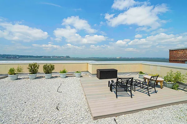 Sold by Daniel Gale Sotheby's International Realty | media 29