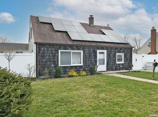 17 Surrey Ln, Levittown, NY