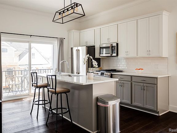 4th image of 2037 11th St #7